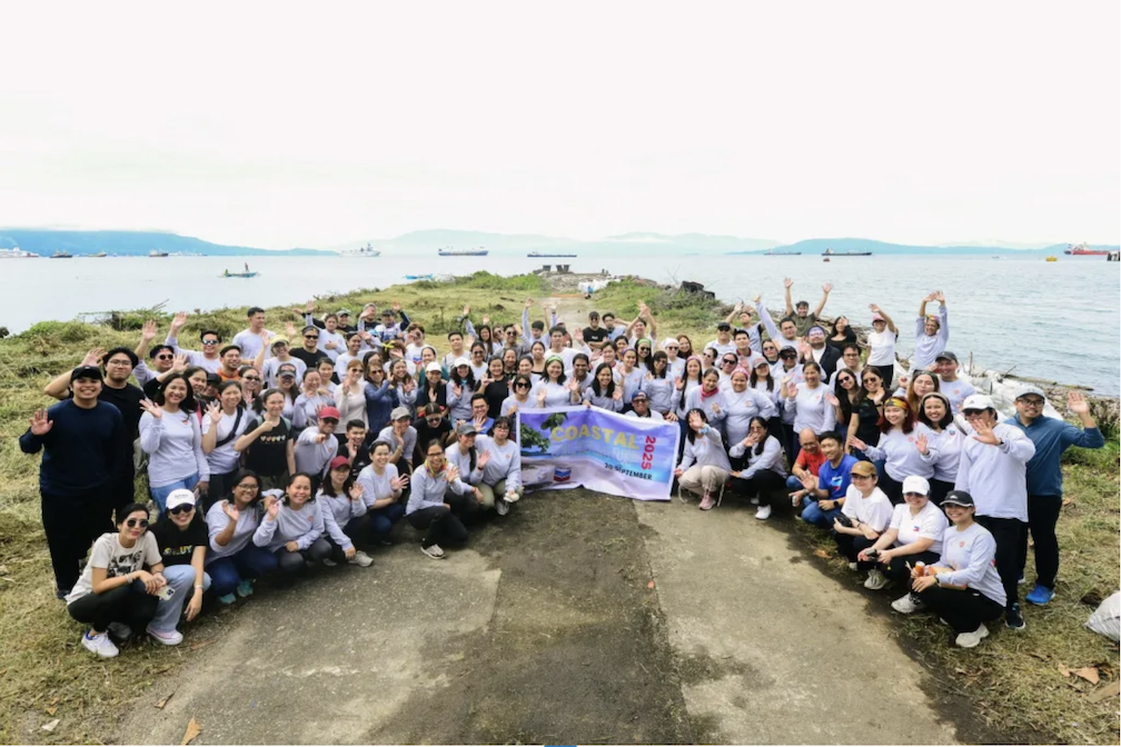 The 250 volunteers who participated in the Chevron cleanup drive in San Pascual, Batangas pose for a souvenir photo