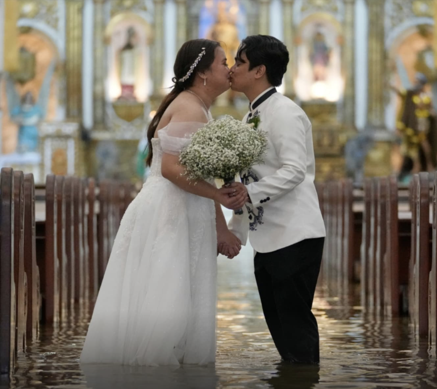 Love in the deluge, the story of newly-wed couple Rick Verdillo and Jamaica Aguilar (here shown kissing amid flood waters)