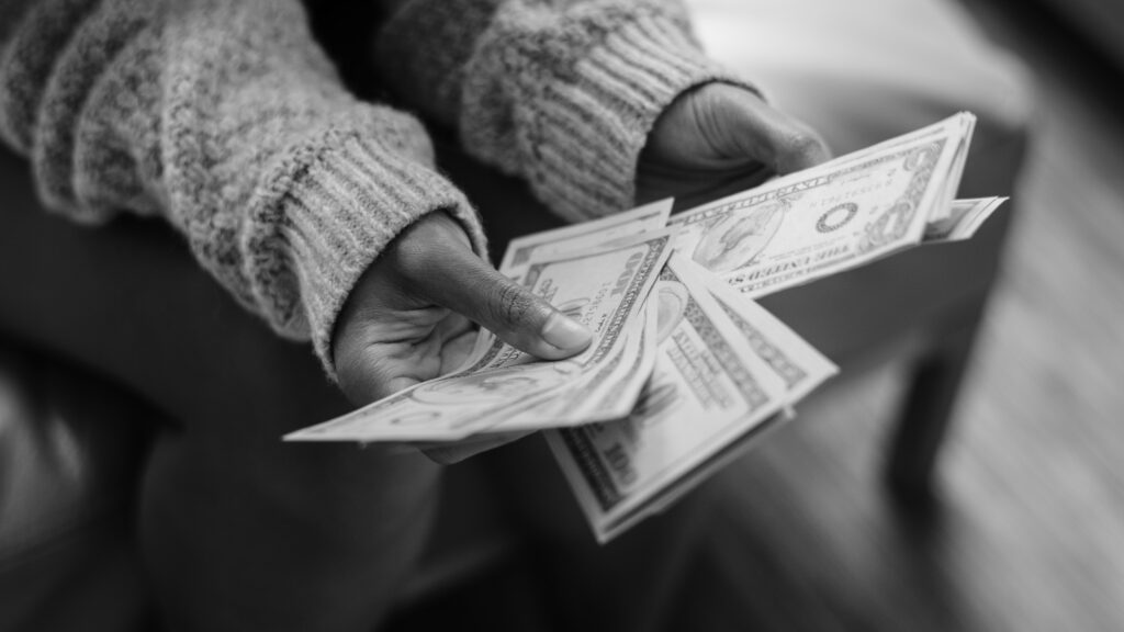 Exchanging money after a flight? Here’s what to look for before buying foreign currency