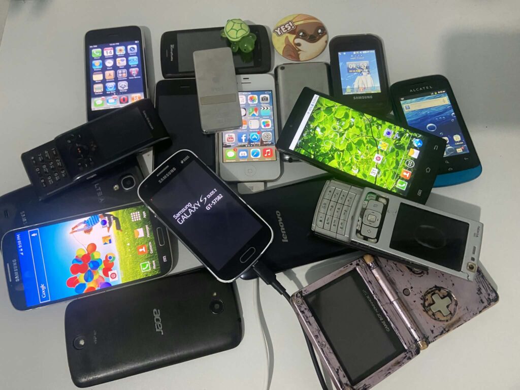 Gadgets from the turn of the millennium until the mid-2010s. (Image Credit: @shuutoravt)